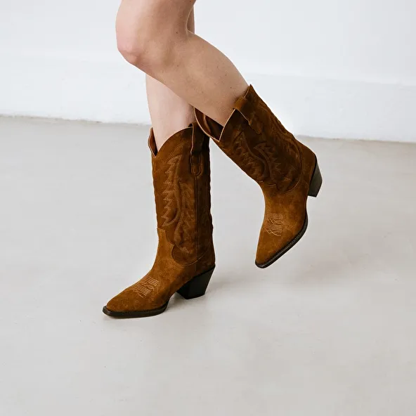 Boots with heels and pointed toes in cognac suede