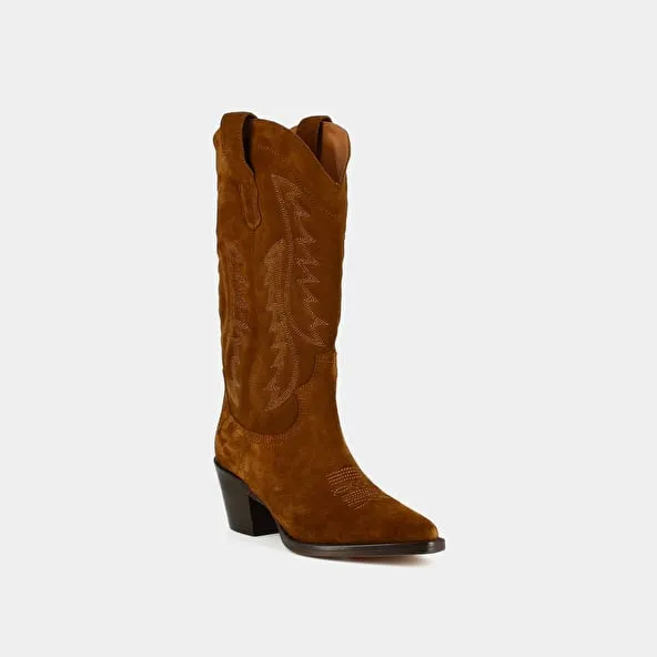 Boots with heels and pointed toes in cognac suede