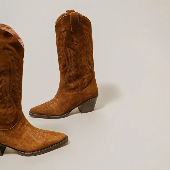 Boots with heels and pointed toes in cognac suede