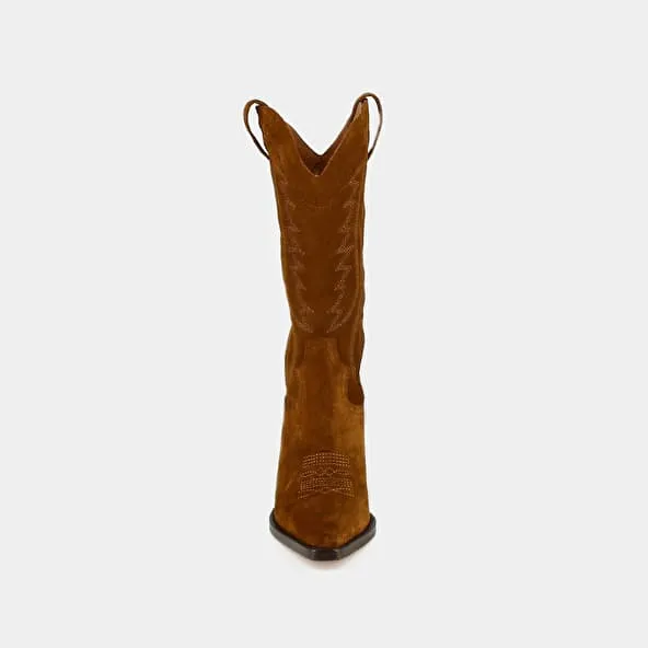 Boots with heels and pointed toes in cognac suede