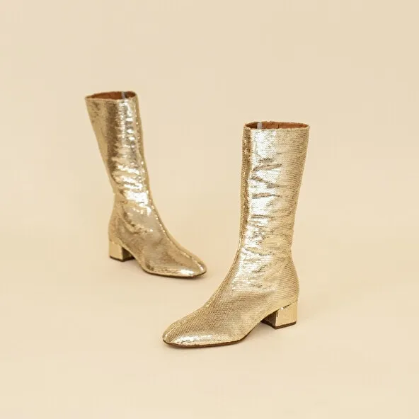 Heeled boots with pointed toe in platinium sequins