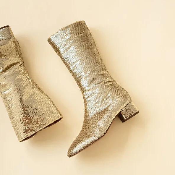 Heeled boots with pointed toe in platinium sequins