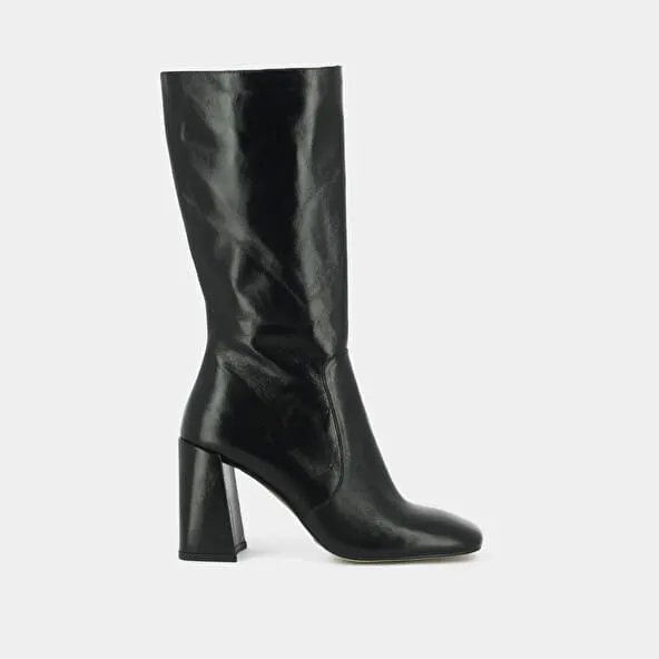 Heeled boots with square toe in black aged leather