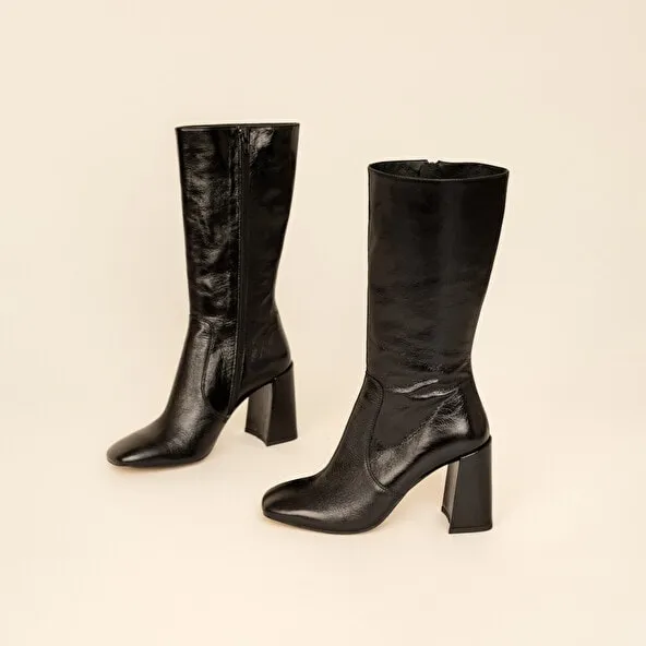 Heeled boots with square toe in black aged leather