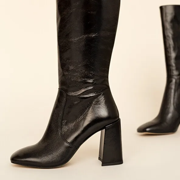 Heeled boots with square toe in black aged leather