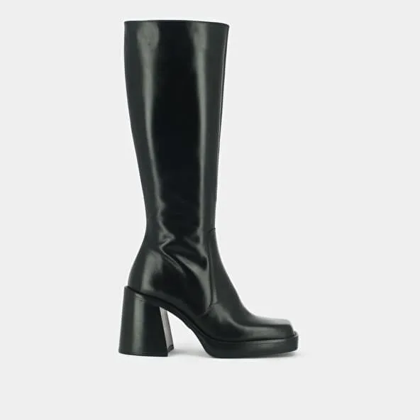 High boots with thick heels and square toe in black leather