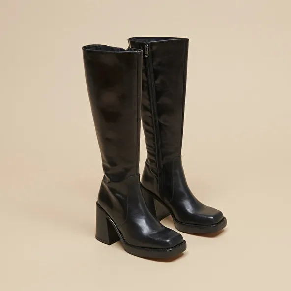 High boots with thick heels and square toe in black leather