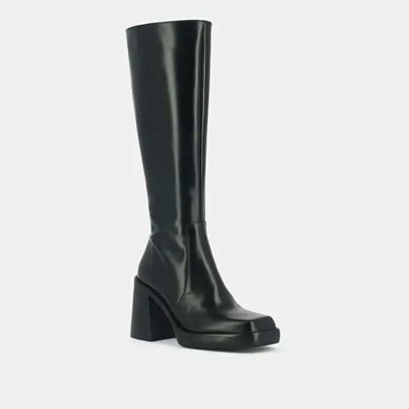 High boots with thick heels and square toe in black leather