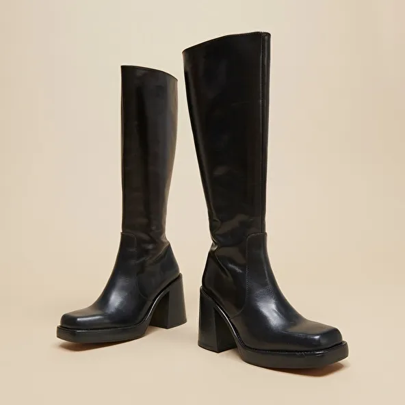 High boots with thick heels and square toe in black leather