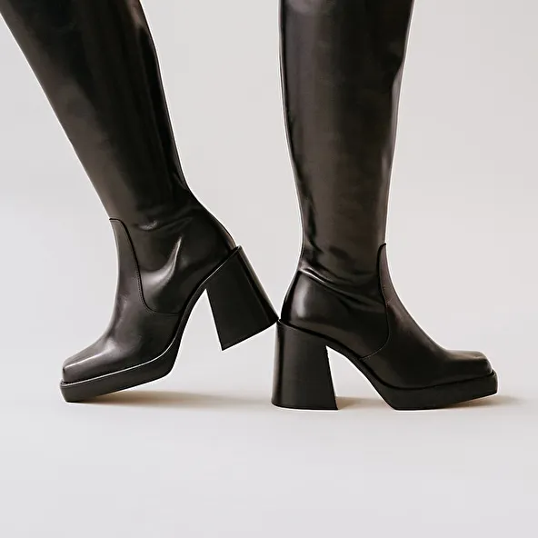 High boots with thick heels and square toe in black leather