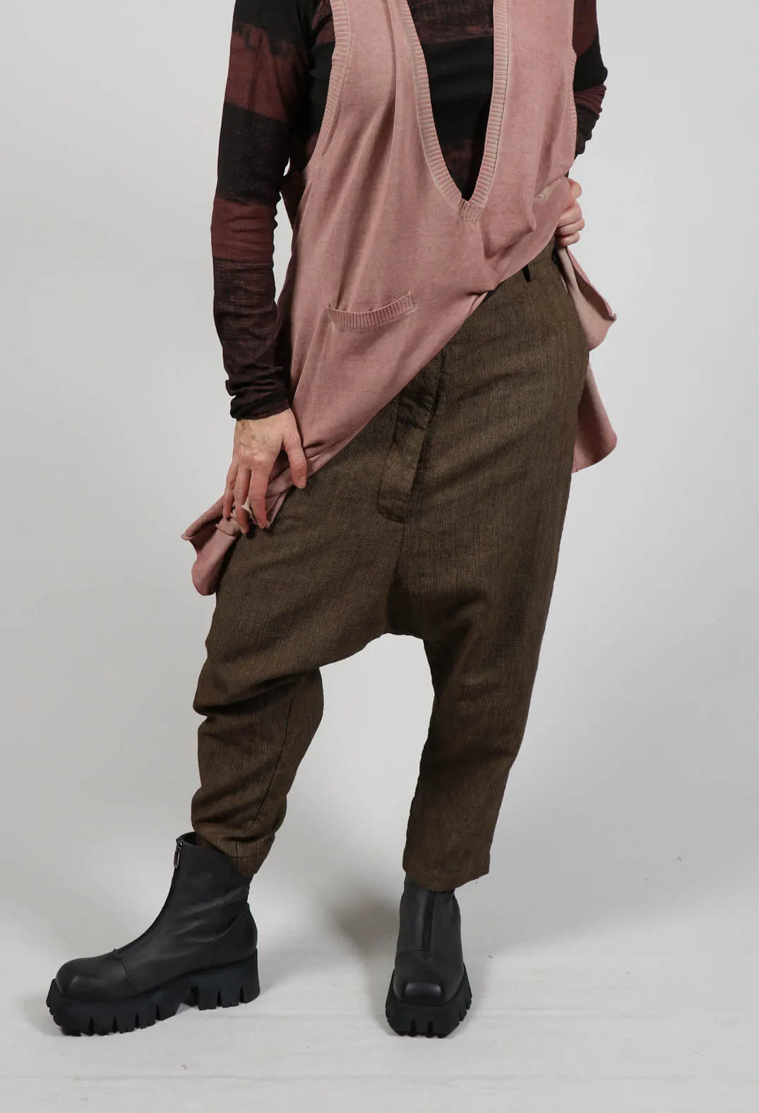 Low Rise Drop Crotch Trousers in Kaffee Check