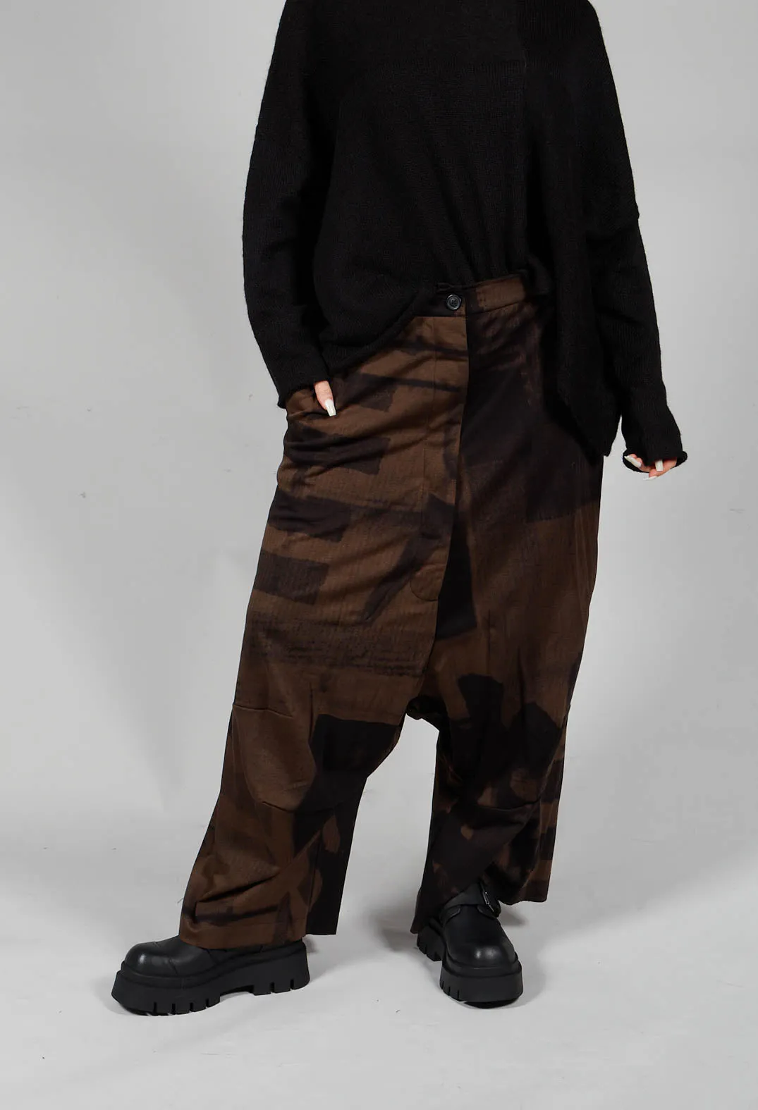 Wide Leg Drop Crotch Trousers in Kaffee Print