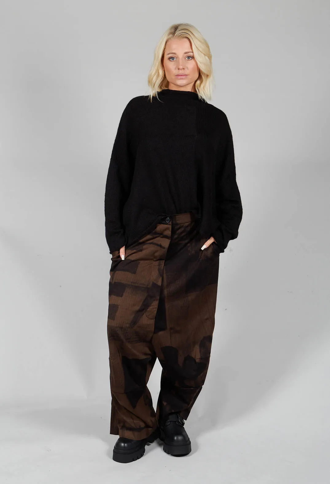 Wide Leg Drop Crotch Trousers in Kaffee Print